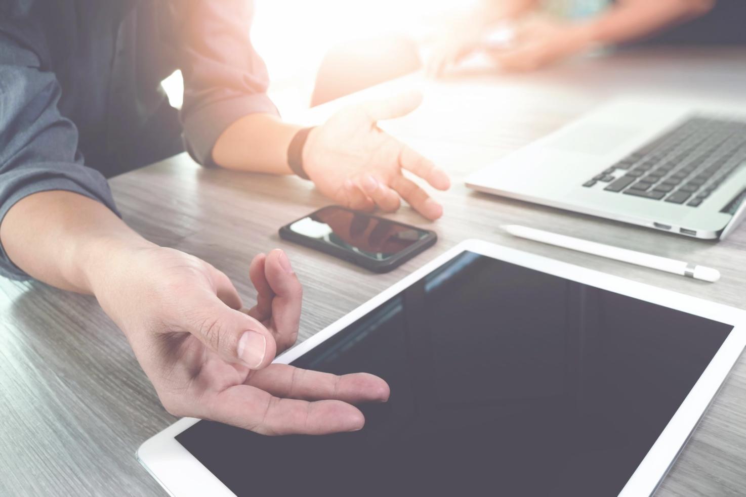 Profesionales trabajando en auditoría presupuestaria