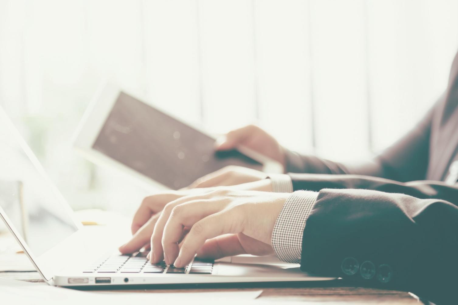 Equipo de profesionales trabajando en colaboración en auditoría presupuestaria